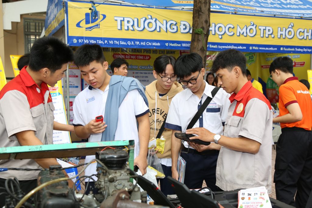 Trường CĐ Viễn Đông Tham Gia Tư Vấn Mùa Thi Cho Học Sinh Năm 2025 tại Đồng Nai