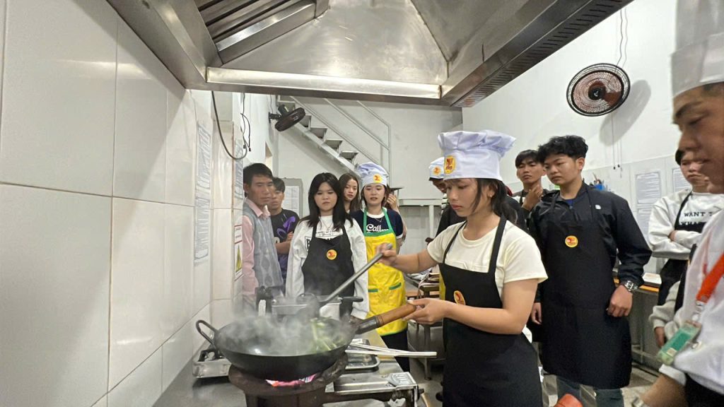 Lich Hoi Thuong 고등학교 – Soc Trang 학교가 Vien Dong 전문대학에서 진행되는 ‘하루 학생 체험’ 프로그램에 참여합니다.